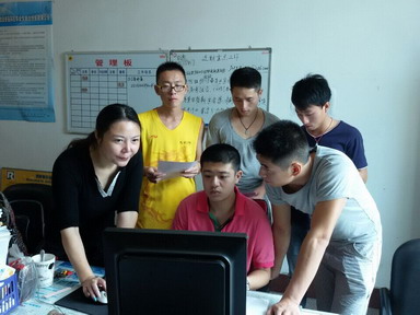 戴老师在指导骨干学生注册