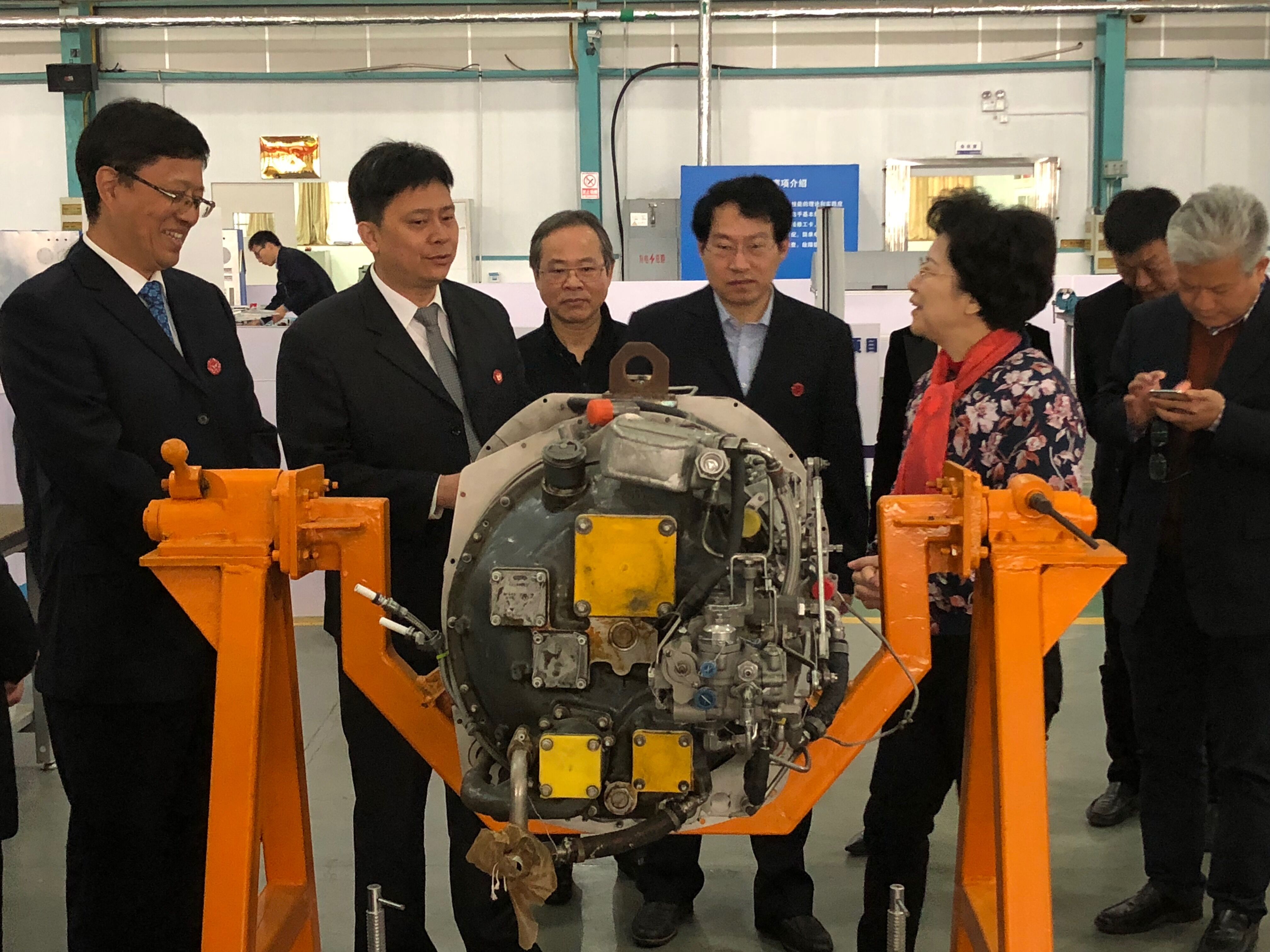 1521016875383439.jpg 省委教育工委领导一行到我校进行课题调研2.jpg