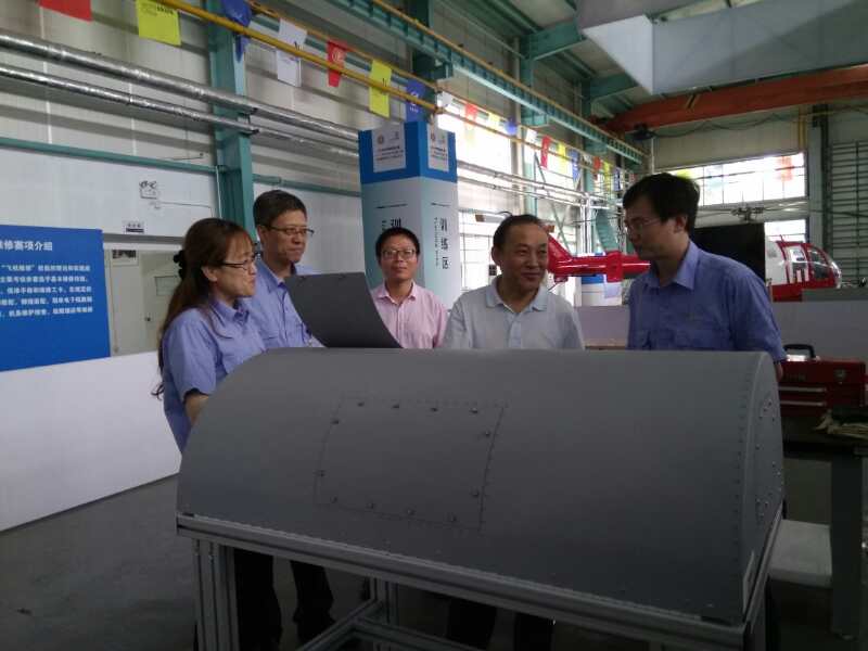 1505223329621515.jpg 省人社厅刘滇鸣来基地考察3.jpg