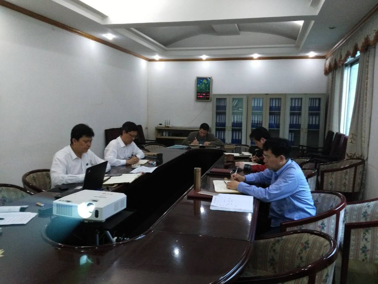 1493191168158594.jpg 20170425中心组学习.jpg