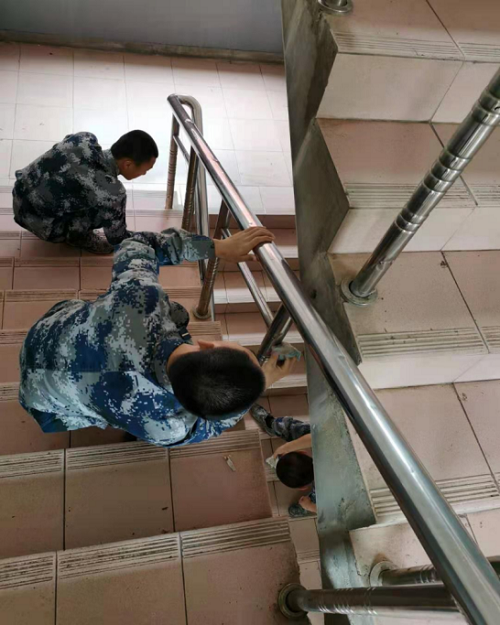 1616738017730938.png 擦楼梯扶手2.png