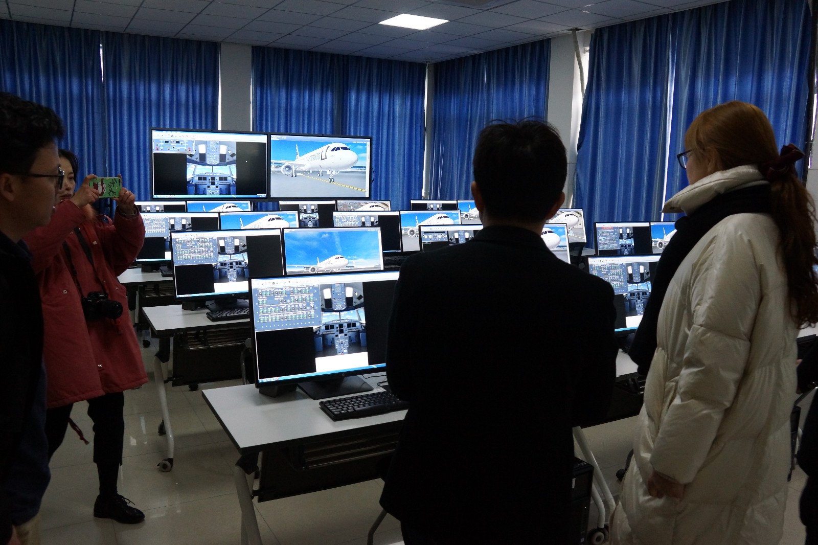 1544967826893734.jpg 领导观摩新购置的训练设备.JPG